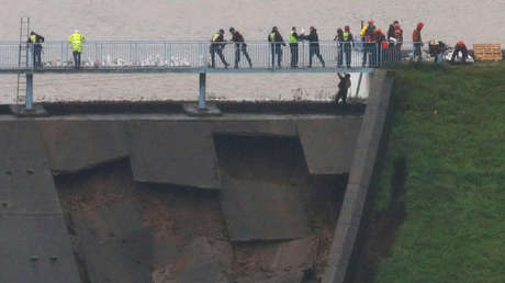 VIDEO: Evacúan un pueblo en Reino Unido por temor de que colapse una represa
