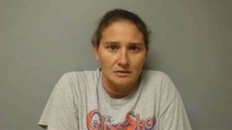 Una profesora que abusó sexualmente de un niño de 13 años frente a su hijo se libra de ir a la cárcel