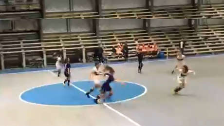 VIDEO: Un 'fantasma' irrumpe en un partido de fútbol sala femenino y las jugadores no pueden arrebatarle el balón
