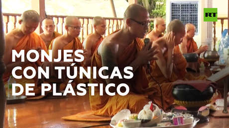 Monjes tailandeses se visten con túnicas de plástico reciclado