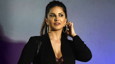 Ícono de Bollywood da 'su' número de teléfono en una película y resulta ser el de un hombre que luego recibe miles de llamadas de acoso