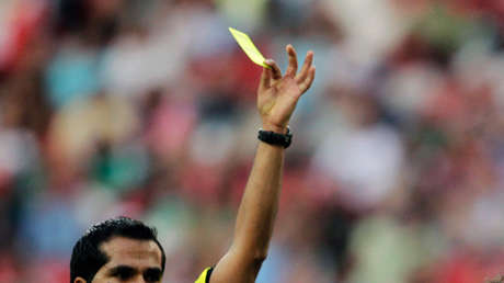 VIDEO: Un árbitro boliviano cobra un penal haciendo el gesto del VAR en una competición donde no se aplica el sistema