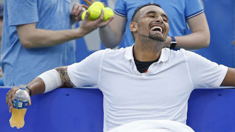 VIDEO: El tenista Nick Kyrgios lanza una botella de agua contra la silla del árbitro durante un partido y se justifica con una inesperada excusa