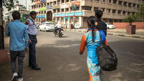 Un hombre 'se apuesta' su mujer en un juego de azar, pierde y deja que sus amigos la violen