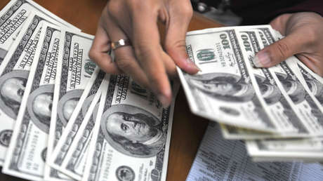 Lunes negro para la economía argentina: Suben el dólar, el riesgo país y caen las acciones