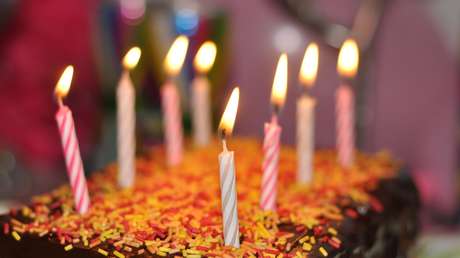 VIDEO: 'Corta' de un balazo su pastel de cumpleaños en la India
