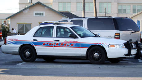 Repudio en las redes: policías a caballo trasladan a un afroamericano atado a una cuerda