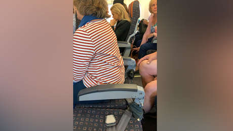 Publica la foto de una pasajera de avión en un asiento sin respaldo y la aerolínea EasyJet le pide que la borre