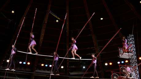 VIDEO: El momento exacto en que una acróbata cae al vacío durante un espectáculo en España