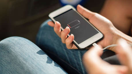 Una joven sufre quemaduras graves al sufrir una descarga eléctrica del cargador de su teléfono a través de su collar (FOTO)