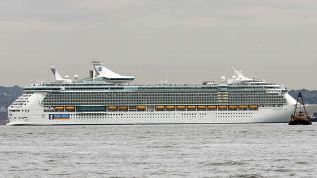 VIDEO: El tripulante de un crucero dice 'adiós' con una mano gigante mientras dos pasajeros llegan tarde al embarque