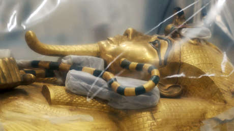 Así restauran el legendario sarcófago dorado de Tutankamón en Egipto