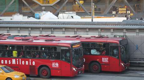 VIDEO: Atropella a un hombre recostado en el capó de su coche al intentar fugarse después de un accidente