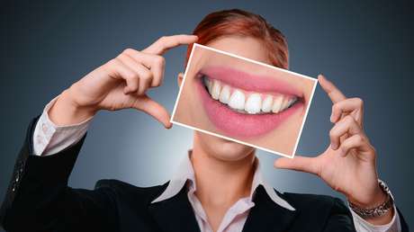 FOTO: Una empresa publica un anuncio de una boca con 'demasiados' dientes y la Red salta (y muerde)