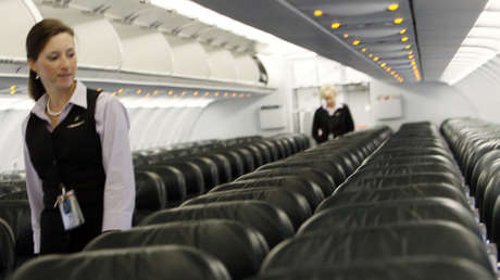 Encuentra vómito en el asiento de un avión, reclama, la arrestan y ahora demanda 55 millones de dólares