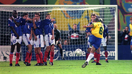 VIDEOS: Roberto Carlos repite su gol imposible que rompió las leyes de la física