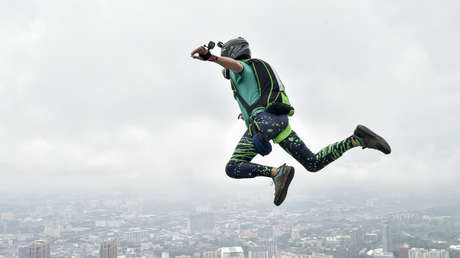 Fallece un 'youtuber' español al saltar en paracaídas desde una cementera sin permiso
