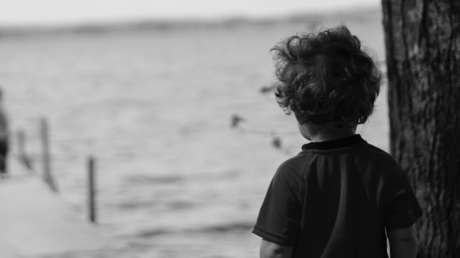 Horror en Argentina: Un niño de 4 años desaparece de su casa y lo encuentran muerto colgado de un puente