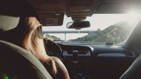 Un policía descubre a una pareja teniendo sexo en un auto, los extorsiona y viola a la chica