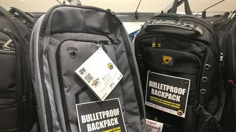 Se disparan las ventas de mochilas a prueba de balas por los tiroteos en EE.UU.