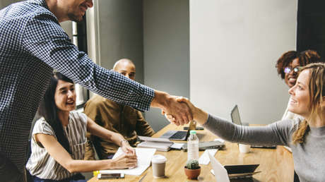 Una demanda desafía la primera ley en EE.UU. que exige a las empresas incluir mujeres en sus juntas