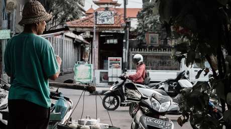 VIDEO: Turista australiano derriba con una patada voladora a un motociclista en Bali