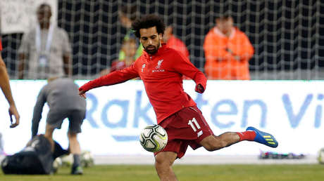 FOTO: Salah posa con un niño que se rompió la nariz cuando seguía su coche (y luego lo lleva al hospital)