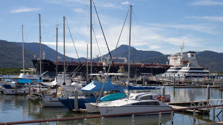 VIDEO: Un lujoso yate choca contra un muelle generando pánico en los comensales de un restaurante flotante
