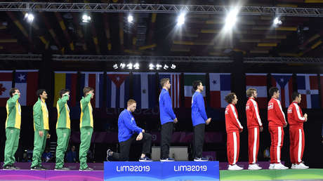 VIDEO: Medallista de EE.UU. se arrodilla durante el himno nacional para protestar contra la falta de control de armas y el maltrato a los migrantes