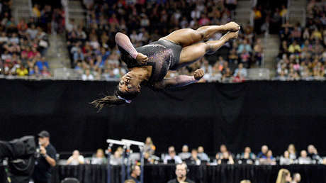 VIDEO: La gimnasta estadounidense Simone Biles hace historia con un impresionante salto que desafía a la física