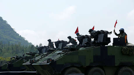 VIDEOS: Un convoy militar de China se aglomera en una ciudad fronteriza con Hong Kong