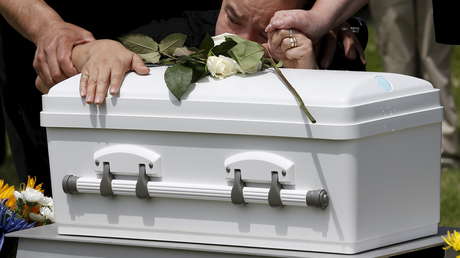 México: Llegan a un hospital a recoger el cuerpo de su bebé recién fallecido y reciben un ataúd lleno de basura