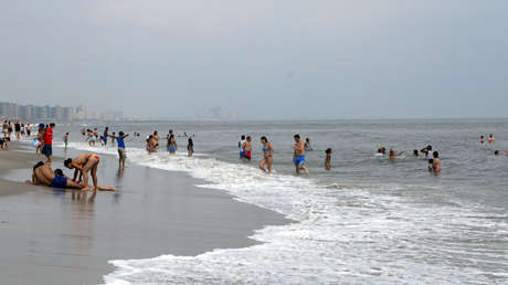 "¡Vuelve de donde hayas venido!": una pareja sufre un ataque racista en una playa de Nueva York por hablar en español (VIDEO)