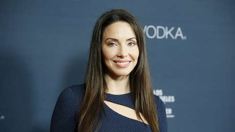 La humorista Whitney Cummings publica una imagen íntima para detener un intento de extorsión