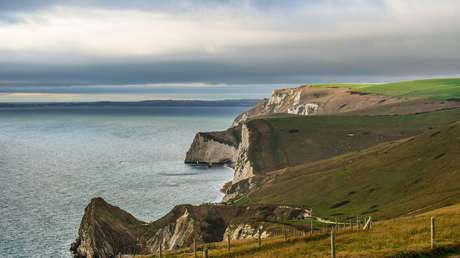 FOTOS: Una mujer cae al mar desde un acantilado con su auto en marcha y sale nadando a la orilla