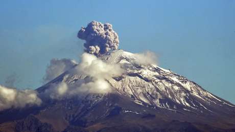 VIDEOS: Alpinistas ascienden el cráter del volcán Popocatépetl en medio de una gran fumarola