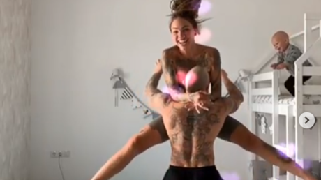 VIDEO: Un bebé salta desde lo alto de una litera mientras sus padres graban un video para TikTok