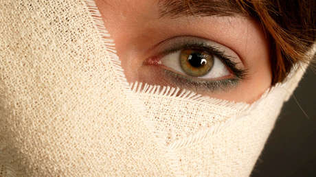 "Espero que nadie más lo haga": una joven se queda ciega de un ojo tras explotarle dos huevos hervidos en microondas