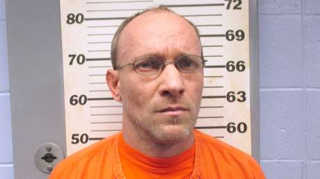 Arrestan a un pedófilo fugitivo que estuvo escondido en un búnker por más de tres años