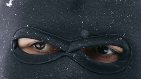 FOTO: A falta de pasamontañas, un ladrón se cubre el rostro сon una camiseta de bebé con dos agujeros para los ojos y asalta una tienda