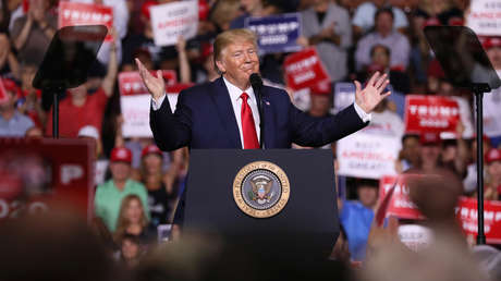 VIDEO: Trump se burla del "serio problema de peso" de un manifestante antes de expulsarlo de un mitin