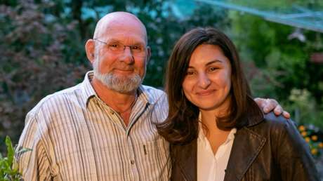 Un ciudadano neerlandés regala una bicicleta a una niña iraquí refugiada y ella lo encuentra para darle las gracias 24 años después (FOTOS)