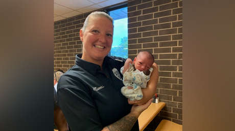 VIDEO: Una policía que almorzaba en un restaurante salva a un bebé de morir atragantado