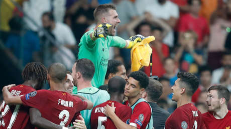 VIDEO: Portero del Liverpool es lesionado por un aficionado en la final de la Supercopa de Europa
