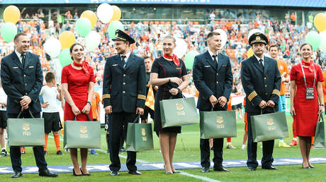 VIDEO: Estadio de fútbol ovaciona de pie a los tripulantes del Airbus que aterrizó de panza en un maizal cerca de Moscú