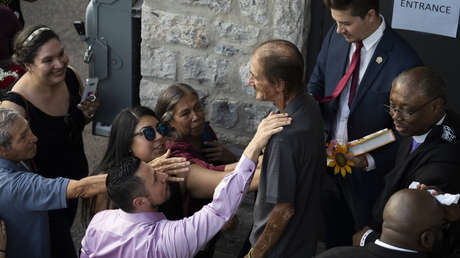 Miles de desconocidos acompañan al viudo de una víctima de El Paso luego de que la funeraria revelara que no tenía más familia