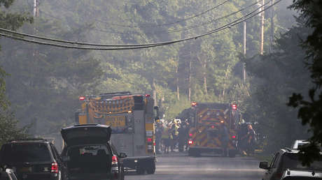 Una avioneta con tres personas a bordo se estrella contra una vivienda en EE.UU.