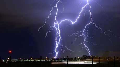 VIDEO: Momento en que un rayo 'despeina' a un hombre y este se salva por un centímetro de suerte