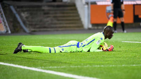 VIDEO: Un portero se desmaya dos veces tras chocar con un rival en un partido de la Superliga turca de fútbol