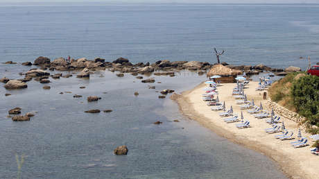 VIDEO: Españoles se quejan de la comida en un restaurante albanés y el dueño se cuelga de su coche en marcha